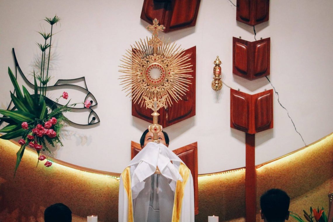 Chỉ dẫn của Hội Thánh về Chầu Thánh Thể